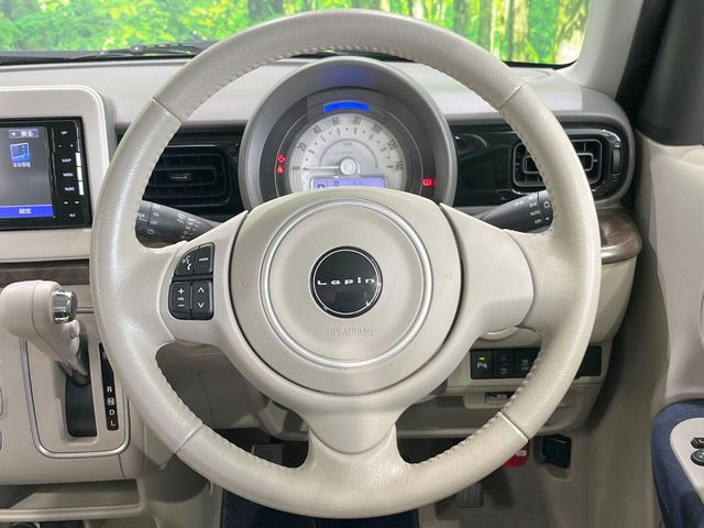 インテリアに合わせたデザインのステアリングは、運転される方のことも考え、運転しやすい形状、大きさです。是非一度、実際に触ってお確かめください。