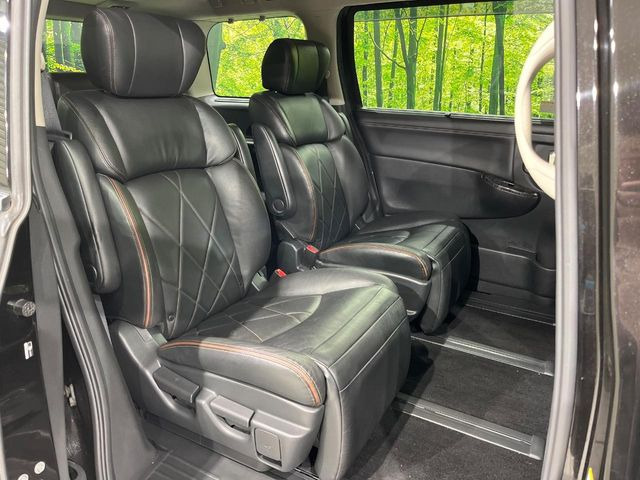 後部座席も気になるようなキズ・汚れやへたり等、大きなダメージはなく、良好な状態です。