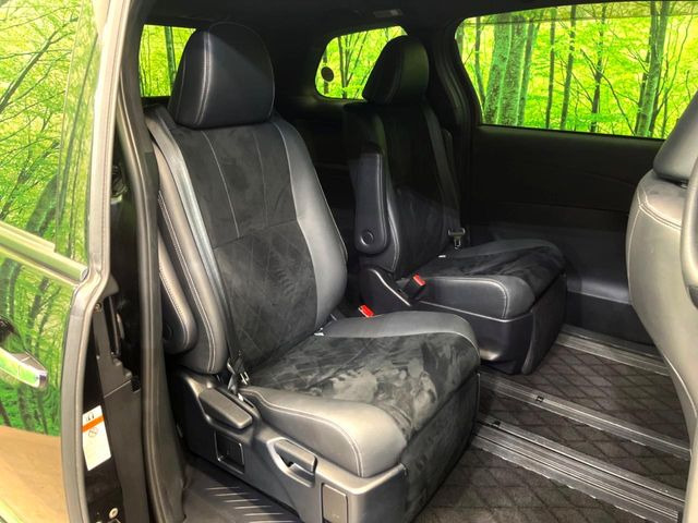 二列目中央はウォークスルーとなっております。二列目と三列目の移動や乗り降りがとっても楽になるので、乗り降りの際もストレスを感じることはありません♪