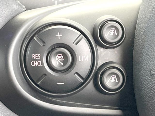 ●レーダークルーズコントロール:前の車との車間距離を一定にとりつつ、一定速度で自動走行してくれる次世代のクルーズコントロール!主に高速道路や自動車専用道路で使用する便利な機能です!