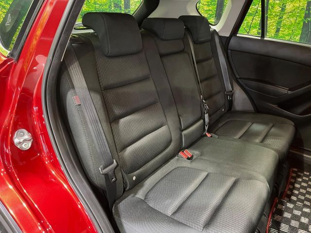後部座席も気になるようなキズ・汚れやへたり等、大きなダメージはなく、良好な状態です。