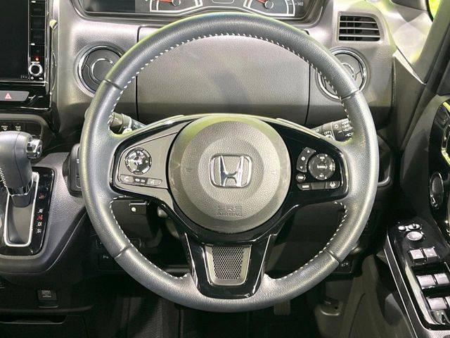 ステアリングも使用感が少なく、きれいな状態となっております♪