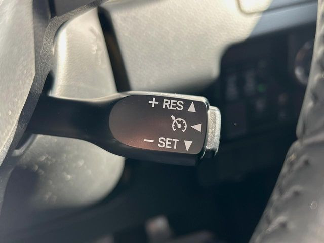 【クルーズコントロール】高速道路もラクラク走行。アクセルを離しても一定速度で走行ができ、長距離運転時の負担を軽減!加速・減速も簡単なスイッチ操作で調整できます。