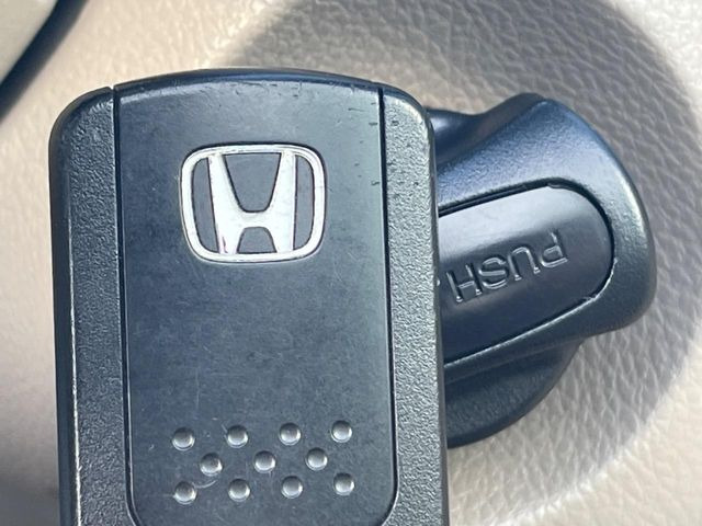 【Hondaスマートキー】カバンやポケットに入れたままでもドアの施錠・解錠が可能なスマートキーを装備。エンジンのオン・オフ時もカギを取り出す必要が無いからとっても便利です♪