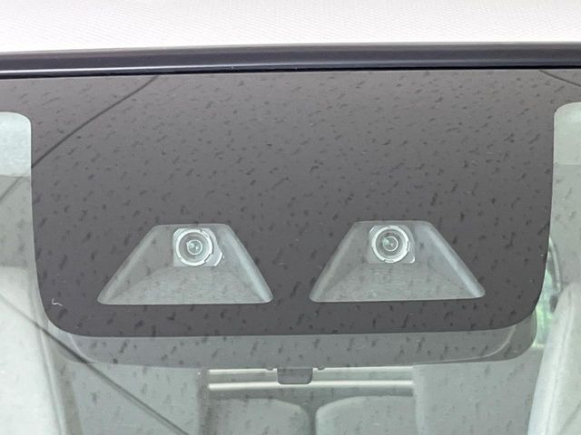 【スマートアシスト】走行中に前方の車両等を認識し、衝突しそうな時は警報とブレーキで衝突回避と被害軽減をアシスト。より安全にドライブをお楽しみいただけます。