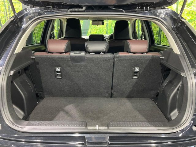 ���i�̂���������ʋ΁A���}���ɏ\���ȉ׎��X�y�[�X���m�ۂ��Ă���܂��B�Z�J���h�V�[�g��|���ƁA�傫�ȉו��̐ύڂ��\�ł���