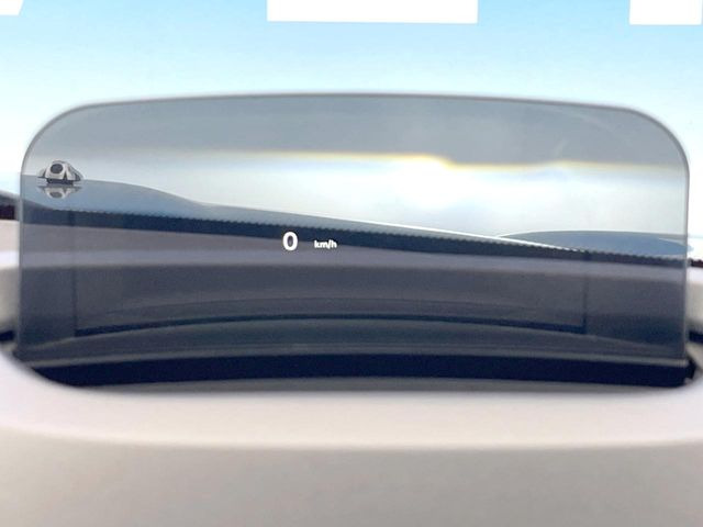 ●ヘッドアップディスプレイ:現在の速度や走行情報をデジタル表示で運転席前方のガラスに投影!運転中、視線をずらさず必要な情報を確認できるのでとっても便利で安心!