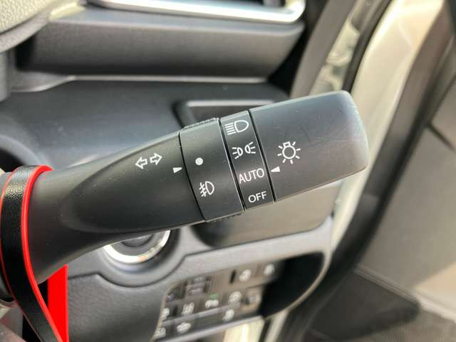 ★オートライト&ハイビームアシスト★周囲の明るさを感知して自動でライト点灯してくれトンネルなどで便利です。さらに!対向車などを感知してハイ⇔ローも自動で切り替えてくれます。
