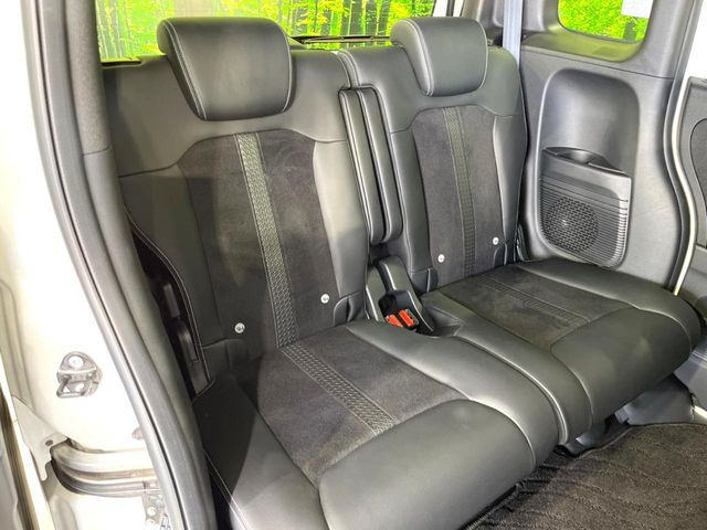 後部座席も気になるようなキズ・汚れやへたり等、大きなダメージはなく、良好な状態です。