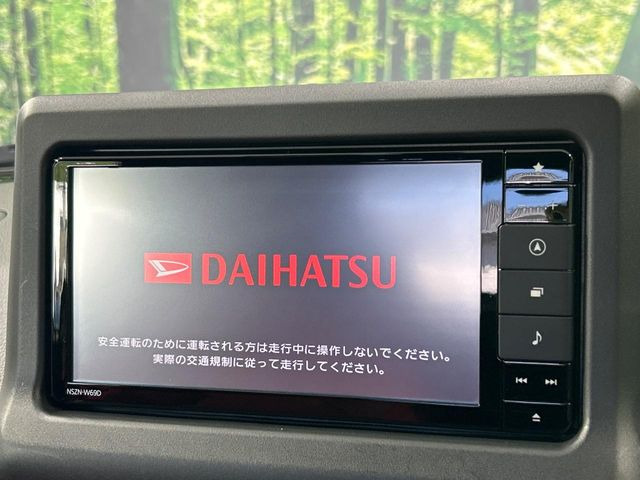 【純正ナビ】人気の純正ナビを装備。オーディオ機能も充実しており、Bluetooth接続すればお持ちのスマホやMP3プレイヤーの音楽を再生可能!毎日の運転がさらに楽しくなります!!