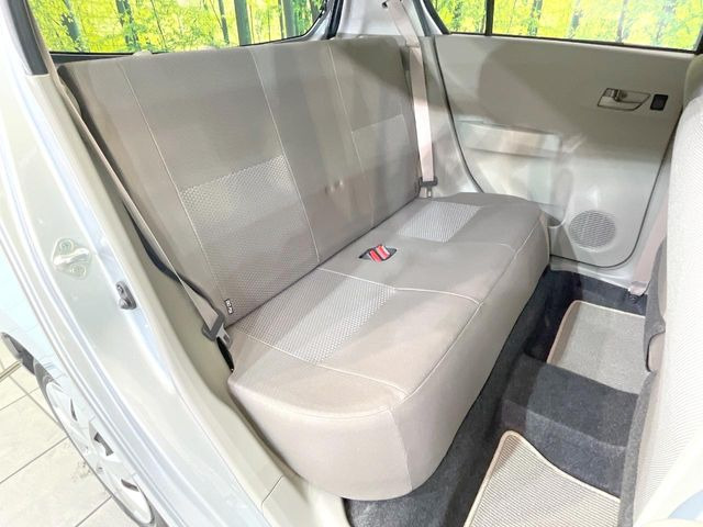 後部座席も気になるようなキズ・汚れやへたり等、大きなダメージはなく、良好な状態です。