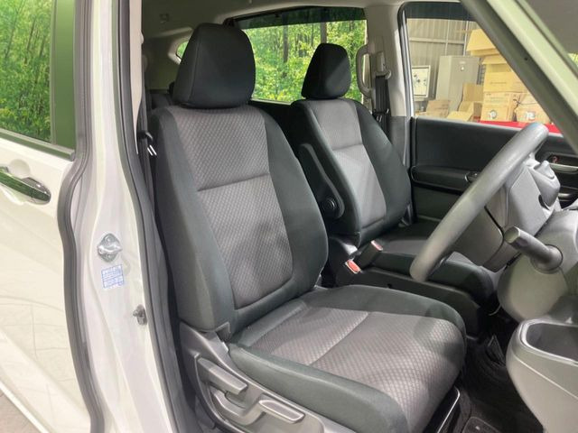 運転席シート廻りは使用感も少なく、良好な状態となっています。丁寧に使われていたことがよくわかりますね。