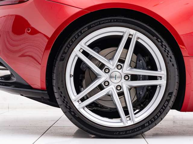 当店は高級輸入車専門店だからこそ整備に力を入れています。カスタム依頼はもとより各種コーディング作業や車検整備など、毎月多くのお客様からお問い合わせがあり、ご用命を頂いております。