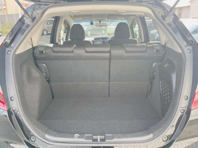 ���i�̂���������ʋ΁A���}���ɏ\���ȉ׎��X�y�[�X���m�ۂ��Ă���܂��B�Z�J���h�V�[�g��|���ƁA�傫�ȉו��̐ύڂ��\�ł���