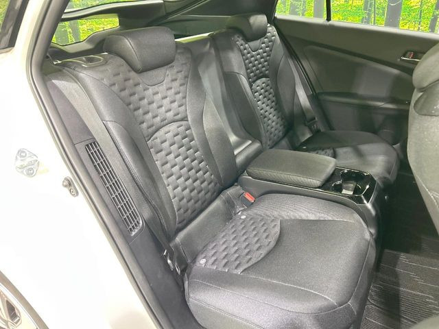 広々とした2列目シートは居住性が高く、居心地も快適!友達や家族とのお出かけにぴったりです。ベビーシートやチャイルドシート使用時も快適にお過ごしいただける十分な空間を確保しています。