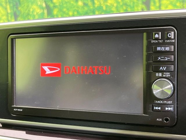 【純正ナビ】人気の純正ナビを装備しております。ナビの使いやすさはもちろん、オーディオ機能も充実!キャンプや旅行はもちろん、通勤や買い物など普段のドライブも楽しくなるはず♪