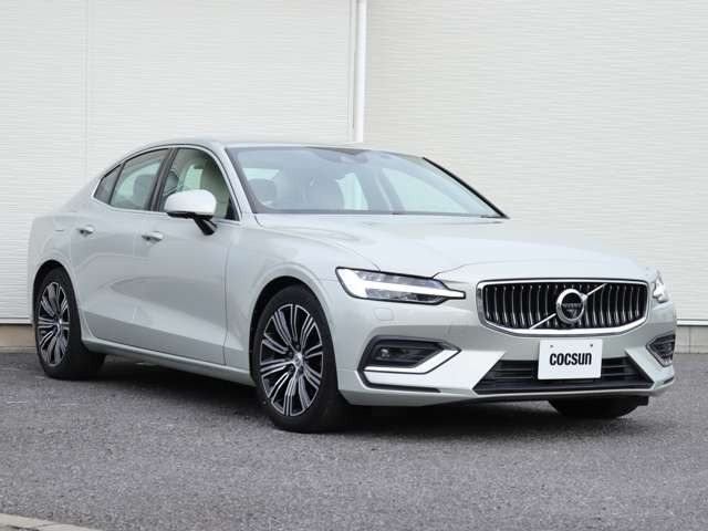 【最大91項目の点検整備】ボルボに精通した整備士が、車両の状態について最大91項目に及ぶチェック基準で厳密な点検整備を実施します。納車時には点検整備内容を記録した点検整備記録簿をお渡しします。