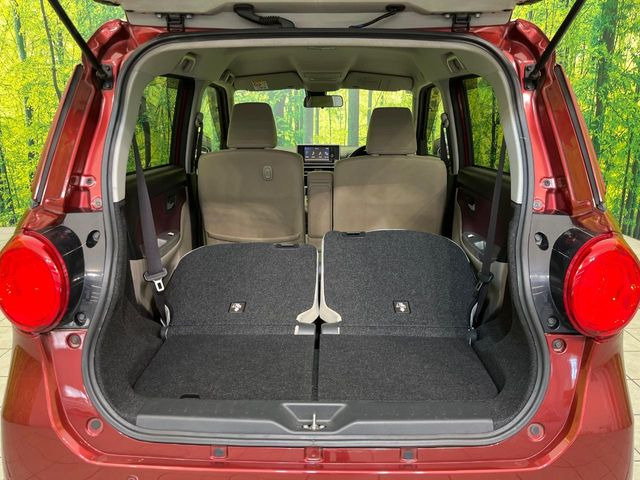 ラゲッジルームは、大容量のスペースを確保。普段のお買い物からレジャーまで、幅広く活躍してくれます!また、リアシートを倒すことでバリエーション豊かにお使いいただけます。