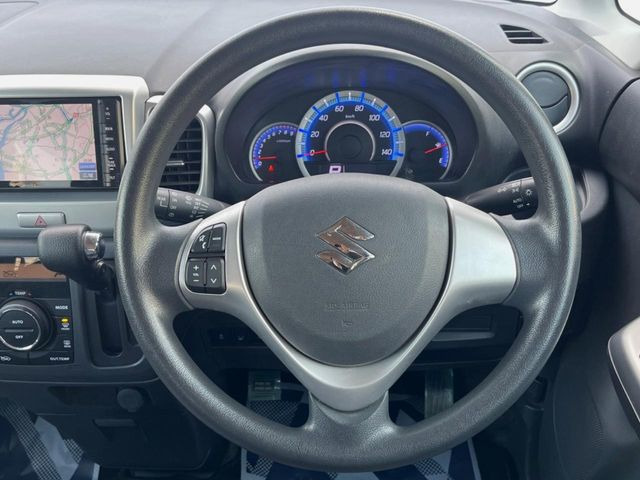 �C���e���A�ɍ��킹���f�U�C���̃X�e�A�����O�́A�^�]�������̂��Ƃ��l���A�^�]���₷���`��A�傫���ł��B�����x�A���ۂɐG���Ă��m���߂��������B