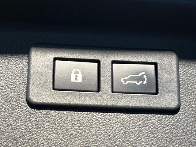 【パワーバックドア】スマートキーや運転席のボタンを押すだけでリアゲートが自動で開閉します!荷物を持っている時や、高い位置にあるバックドアを閉める際に便利な機能です♪