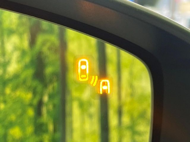 【ブラインドスポットモニタリング】走行中、ドアミラーの死角になりやすい箇所に後続車が接近するとサイドミラー付近に警告を表示、ドライバーに注意喚起をしてくれます。