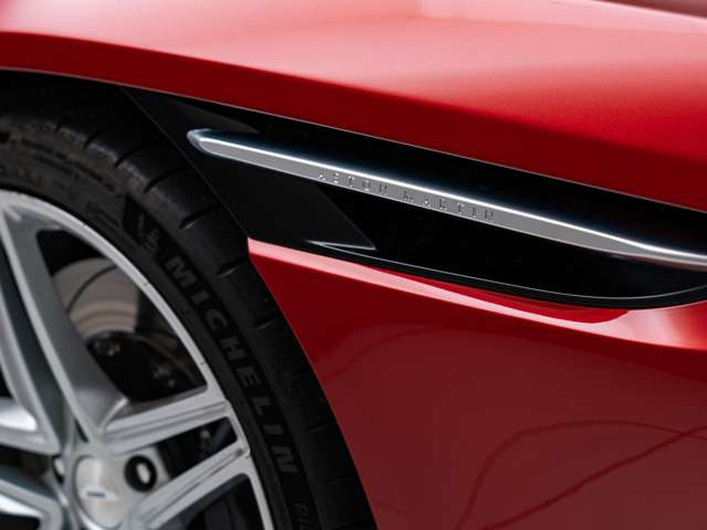 当店は高級輸入車専門店だからこそ整備に力を入れています。カスタム依頼はもとより各種コーディング作業や車検整備など、毎月多くのお客様からお問い合わせがあり、ご用命を頂いております。