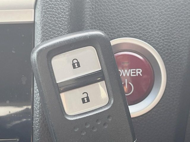 �yHonda�X�}�[�g�L�[�z�J�o����|�P�b�g�ɓ��ꂽ�܂܂ł��h�A�̎{���E�������\�ȃX�}�[�g�L�[�𑕔��B�G���W���̃I���E�I�t�����J�M�����o���K�v����������Ƃ��Ă��֗��ł���