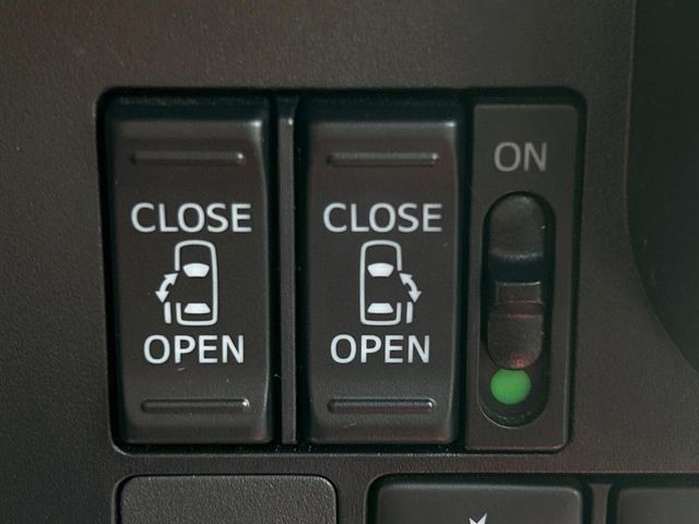 【両側パワースライドドア】スマートキーや運転席のスイッチで後席両側スライドドアの開閉が可能♪電動だから力を入れてドアを開ける必要が無く、小さなお子様でも簡単に開け閉めでき快適です♪