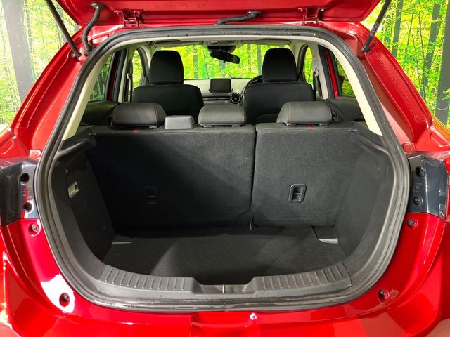 ���i�̂���������ʋ΁A���}���ɏ\���ȉ׎��X�y�[�X���m�ۂ��Ă���܂��B�Z�J���h�V�[�g��|���ƁA�傫�ȉו��̐ύڂ��\�ł���