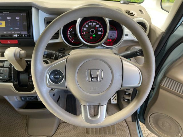 �C���e���A�ɍ��킹���f�U�C���̃X�e�A�����O�́A�^�]�������̂��Ƃ��l���A�^�]���₷���`��A�傫���ł��B�����x�A���ۂɐG���Ă��m���߂��������B