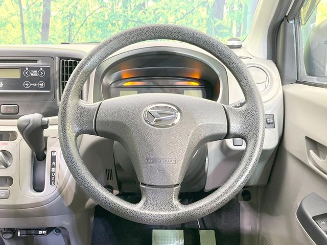 ステアリングも使用感が少なく、きれいな状態となっております♪