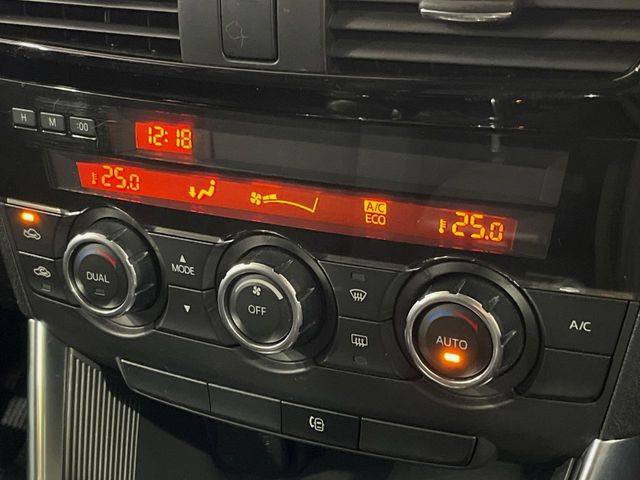 【左右独立型フルオートエアコン】運転席と助手席でそれぞれお好みの温度に設定可能。同乗者にも配慮した、快適な空調をお届け致します。