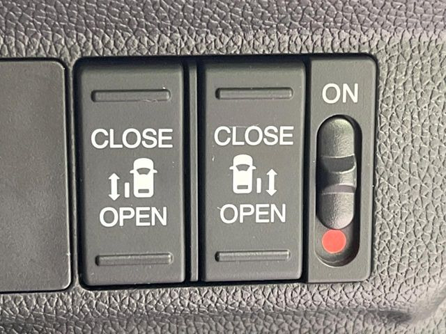 【両側パワースライドドア】スマートキーや運転席のスイッチで後席両側スライドドアの開閉が可能♪電動だから力を入れてドアを開ける必要が無く、小さなお子様でも簡単に開け閉めでき快適です♪