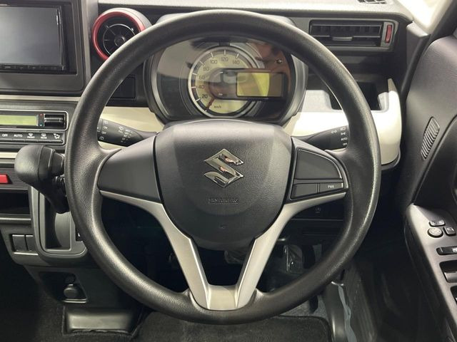 インテリアに合わせたデザインのステアリングは、運転される方のことも考え、運転しやすい形状、大きさです。是非一度、実際に触ってお確かめください。