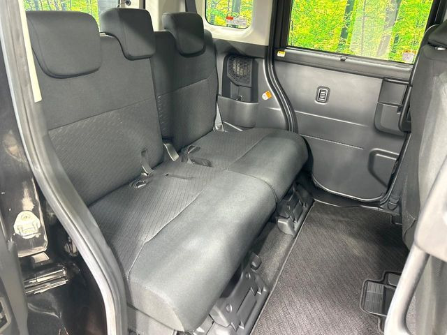 後部座席も気になるようなキズ・汚れやへたり等、大きなダメージはなく、良好な状態です。