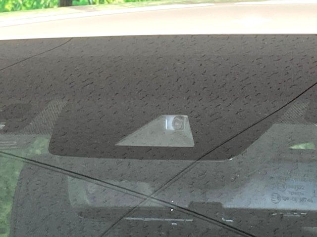 【トヨタセーフティセンス】走行中に前方の車両等を認識し、衝突しそうな時は警報とブレーキで衝突回避と被害軽減をアシスト。より安全にドライブをお楽しみいただけます。