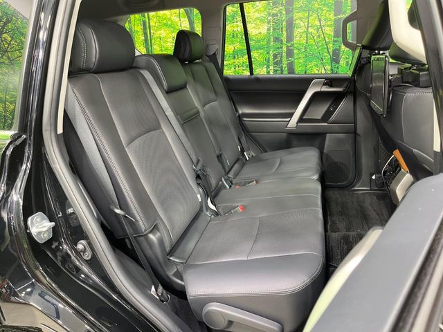 後部座席も気になるようなキズ・汚れやへたり等、大きなダメージはなく、良好な状態です。