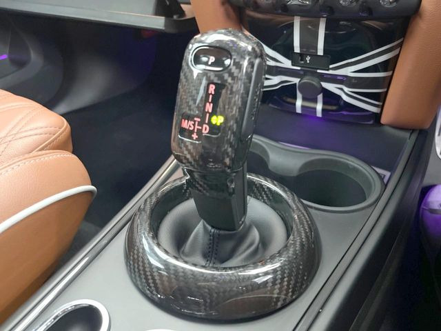 ●MTモード付きAT:通常は自動でおこなわれる変速(ギアチェンジ)をドライバーの操作によって意図的に変えられるシステムです。より一層普段のドライブをお楽しみいただけます!