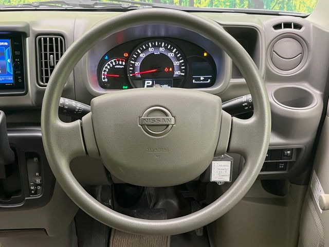 インテリアに合わせたデザインのステアリングは、運転される方のことも考え、運転しやすい形状、大きさです。是非一度、実際に触ってお確かめください。