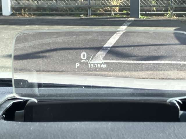 ★ヘッドアップディスプレイ★を装備!!運転席の前方にディスプレイを設置して車速/シフト位置などの情報や警報を表示してドライバーにお知らせしてくれます!