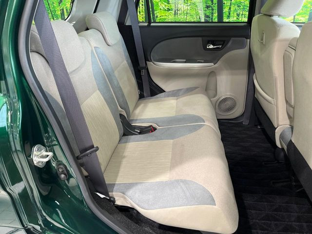 後部座席も気になるようなキズ・汚れやへたり等、大きなダメージはなく、良好な状態です。