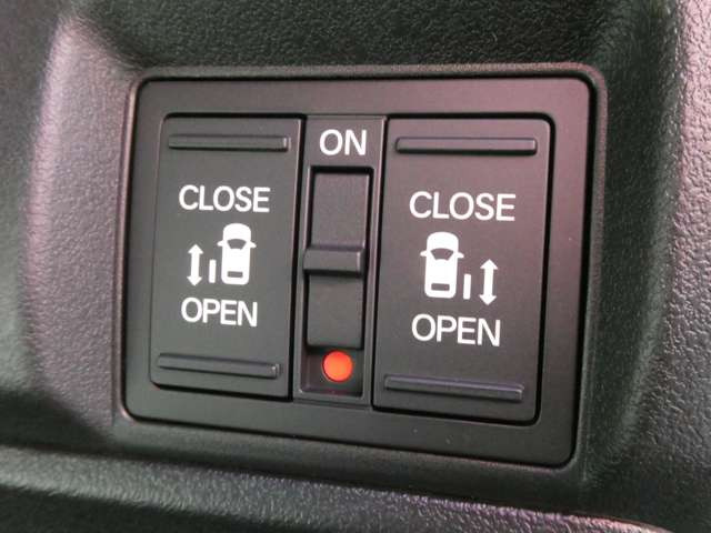 両側電動スライドドアで乗り降りも楽々♪