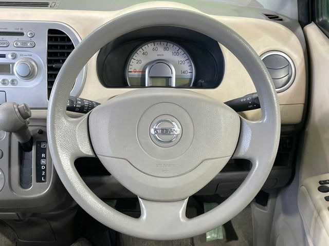 �C���e���A�ɍ��킹���f�U�C���̃X�e�A�����O�́A�^�]�������̂��Ƃ��l���A�^�]���₷���`��A�傫���ł��B�����x�A���ۂɐG���Ă��m���߂��������B