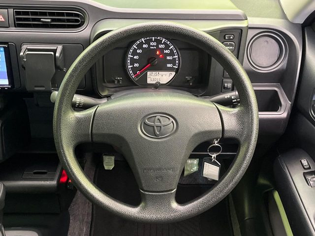 �C���e���A�ɍ��킹���f�U�C���̃X�e�A�����O�́A�^�]�������̂��Ƃ��l���A�^�]���₷���`��A�傫���ł��B�����x�A���ۂɐG���Ă��m���߂��������B