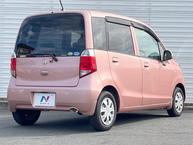 高透明度のガラス皮膜で撥水はもちろん、上質なツヤ・光沢を実現。紫外線や酸性雨から大切な愛車を保護し、色あせ・劣化を防止。「弾スプラッシュコート」、「弾プリミッサコート」からお選びいただけます。