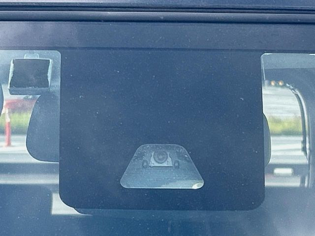 【スマートアシスト2】走行中に前方の車両等を認識し、衝突しそうな時は警報とブレーキで衝突回避と被害軽減をアシスト。より安全にドライブをお楽しみいただけます。