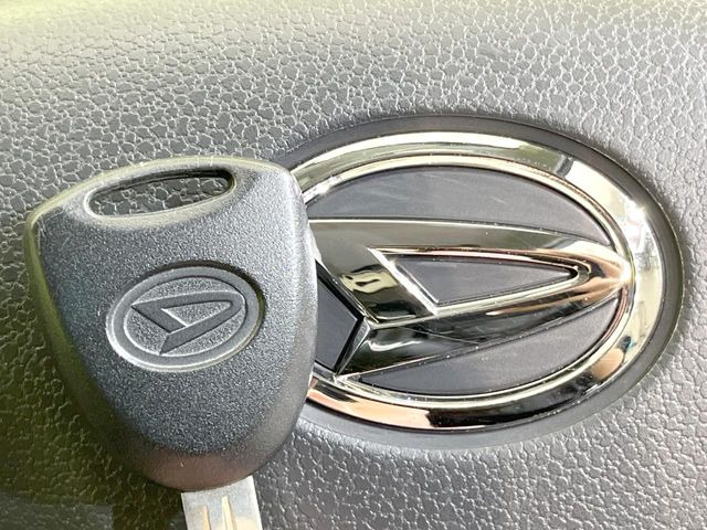 【キーレス】少し離れた場所からでもボタン一つでドアの開錠・施錠ができるのでとっても便利!ドアの鍵穴周りに傷をつけることもありません♪