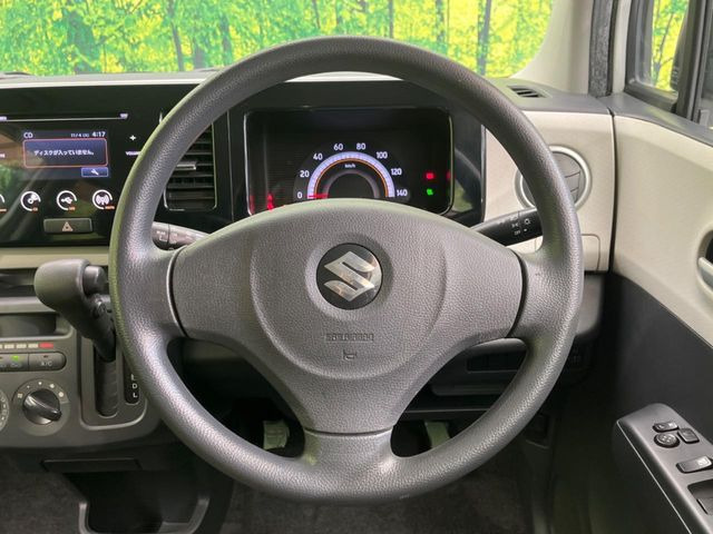 �C���e���A�ɍ��킹���f�U�C���̃X�e�A�����O�́A�^�]�������̂��Ƃ��l���A�^�]���₷���`��A�傫���ł��B�����x�A���ۂɐG���Ă��m���߂��������B