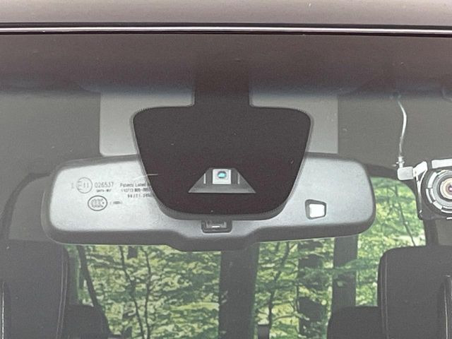 【エマージェンシーブレーキ】走行中に前方の車両等を認識し、衝突しそうな時は警報とブレーキで衝突回避と被害軽減をアシスト。より安全にドライブをお楽しみいただけます。