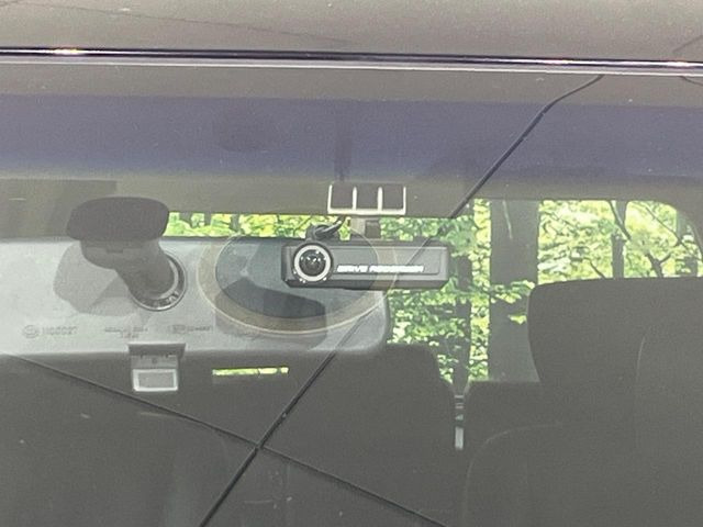 【ドライブレコーダー】安心・安全なカーライフに必須のドライブレコーダーを装備!走行中はもちろん、あおり運転や事故に遭遇した際の状況も映像で記録し、万一のリスクに備えます。